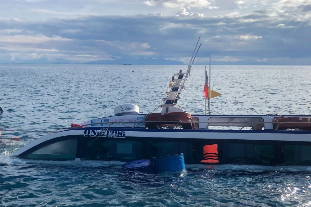 Ca nô du lịch chìm ở Cù Lao Chàm