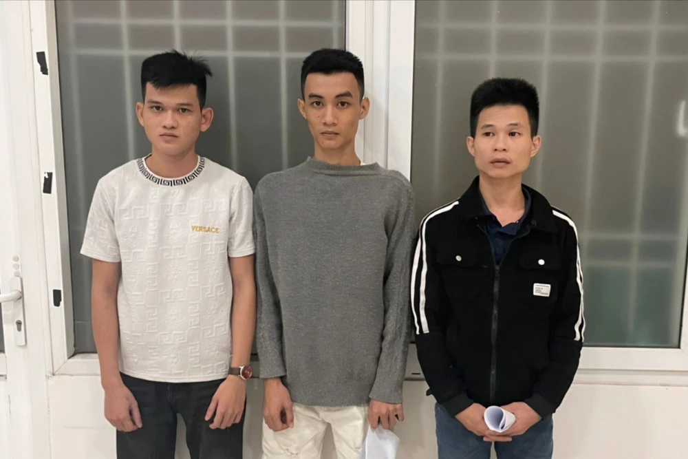 3 thanh niên đánh gục người đang dừng đèn đỏ để cướp tiền, điện thoại. Ảnh: CA