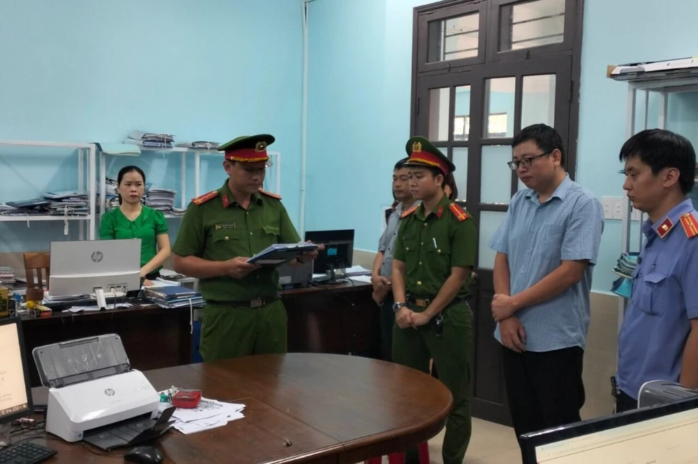 Nguyên chủ tịch xã, trưởng thôn bị bắt vì gây hại cho nhà nước hơn 3,8 tỉ đồng. Ảnh: CA