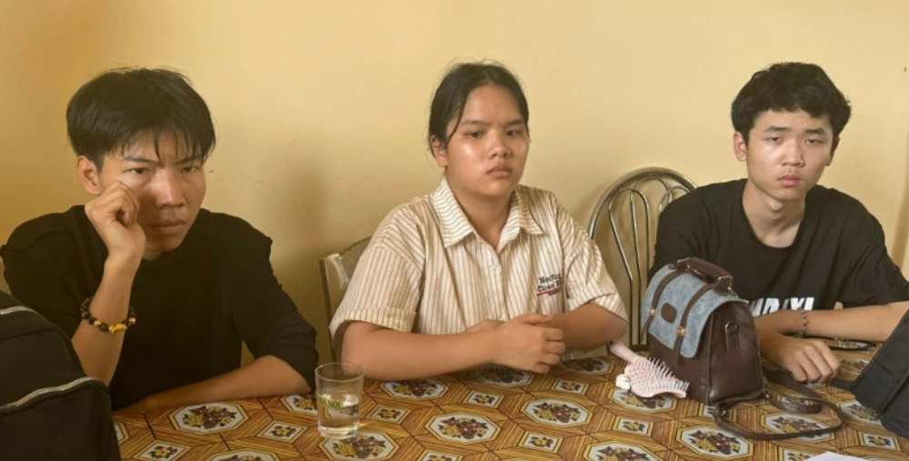 Nhóm người Trung Quốc giết tài xế taxi, cướp xe bị công an bắt giữ. Ảnh: CA