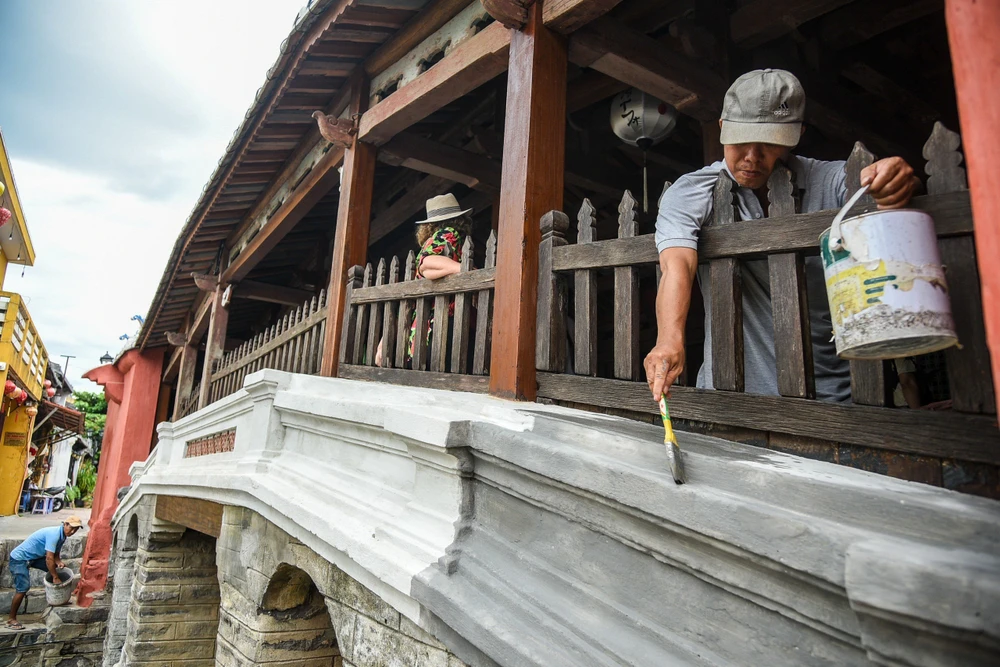 Trùng tu Chùa Cầu: Có sơn lại hay không?