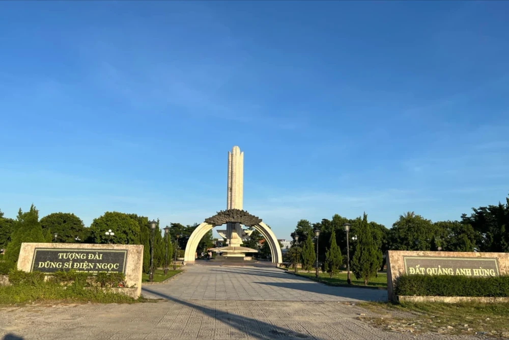 Chủ tịch Quảng Nam yêu cầu lấy ý kiến cộng đồng nhân dân trong việc tháo dỡ, xây mới Tượng đài Dũng sĩ Điện Ngọc. Ảnh: TB