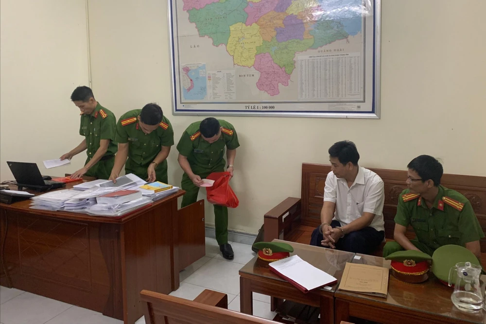 Phó Chi cục Quản lý đất đai bị tạm đình chỉ công việc vì bị công an tạm giữ. Ảnh: CA