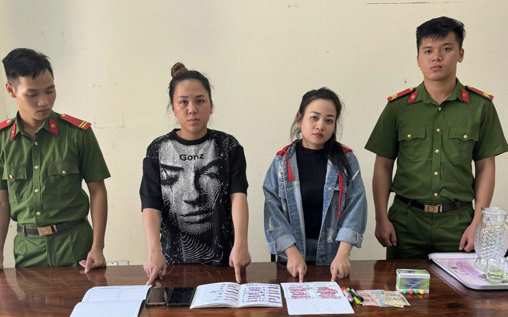 2 cô gái livestream xổ số lô tô trúng thưởng, tổ chức đánh bạc trực tuyến. Ảnh: CA