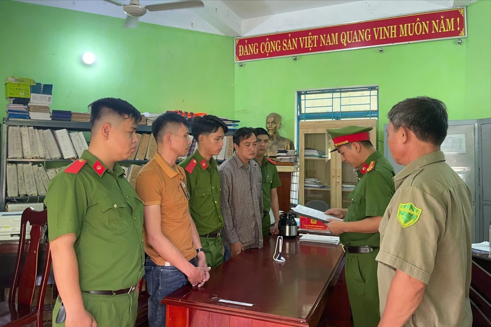 Công an bắt 2 bị can lừa đảo chạy án. Ảnh: CA