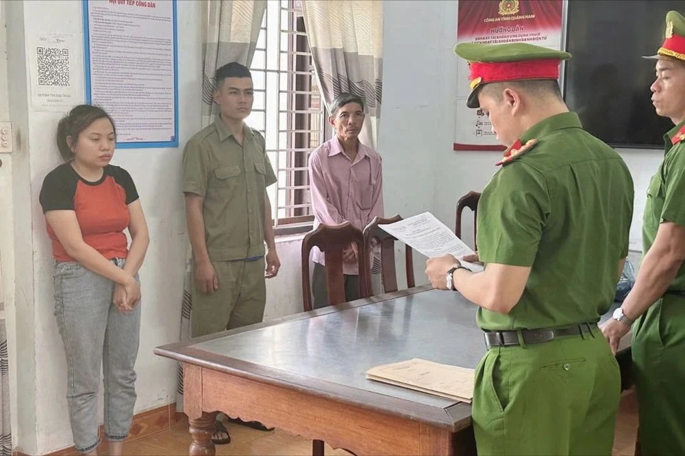 Nữ quái đánh tráo vàng giả, lừa chủ tiệm vàng