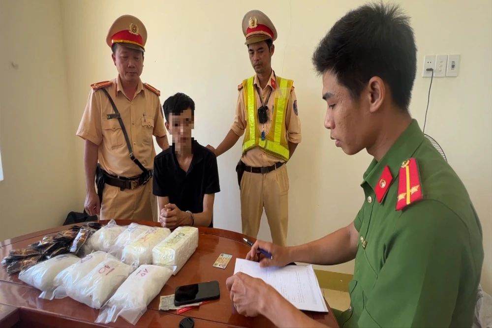 Công an Quảng Ngãi bắt 6kg ma túy cất giấu tinh vi trong lon sữa yến mạch. Ảnh: CA