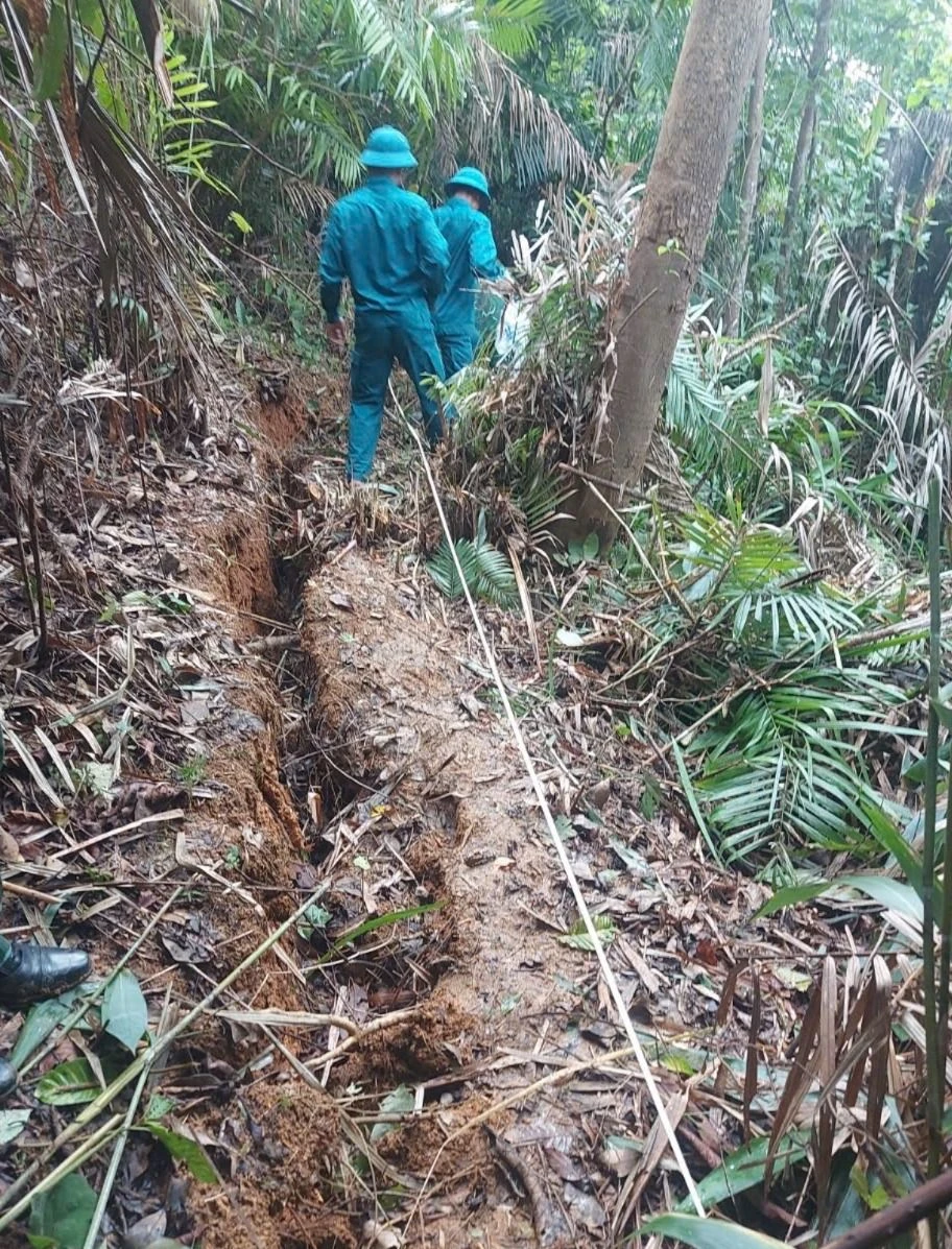 Vết nứt kéo dài, nguyên quả đồi chờ sạt lở. Ảnh: TN