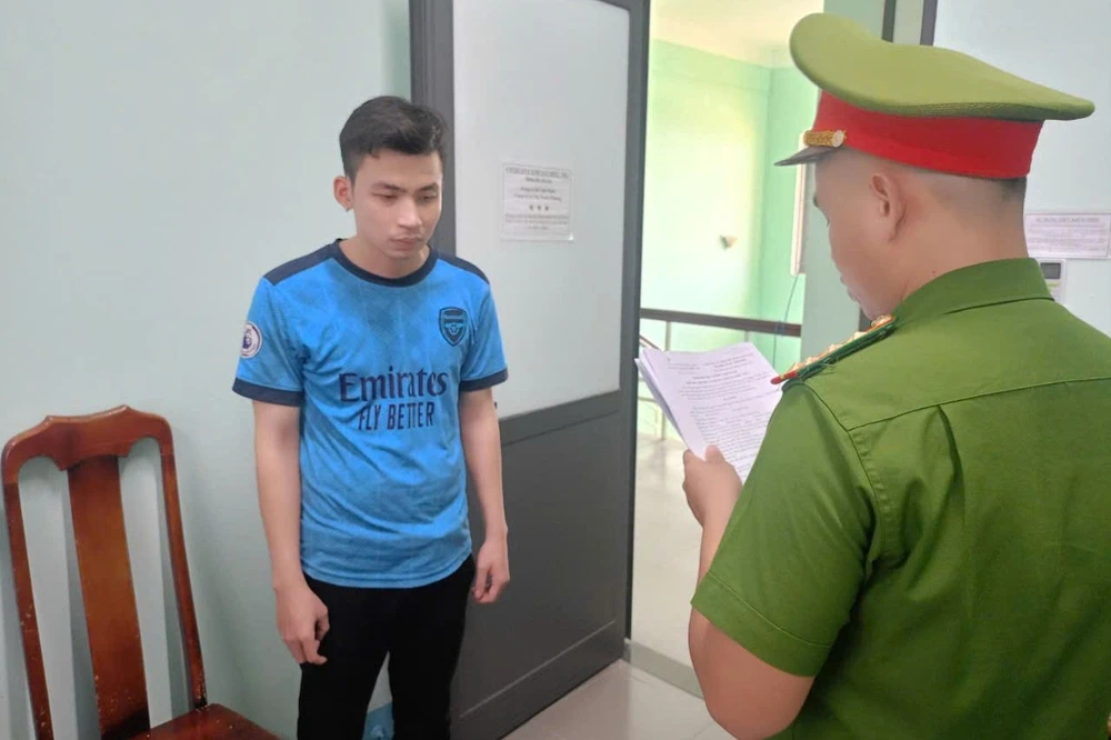 Tú gửi video nhạy cảm quay lén với người yêu cũ cho nhiều người. Ảnh: CA