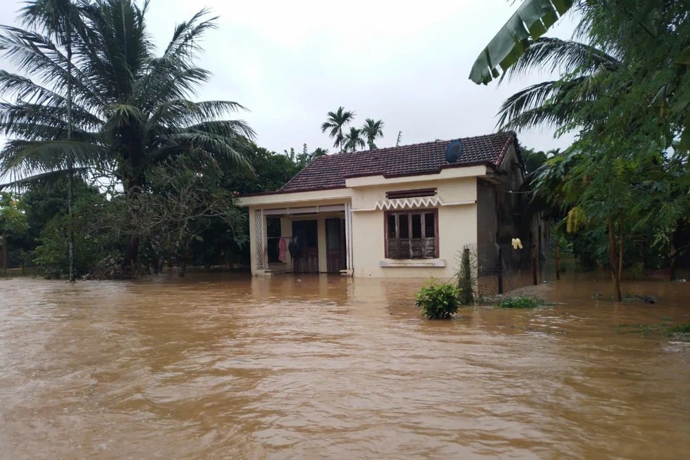 Bão Trà Mi gây mưa lớn, khoảng 300 hộ dân ở xã Đại Hưng bị cô lập. Ảnh: TN