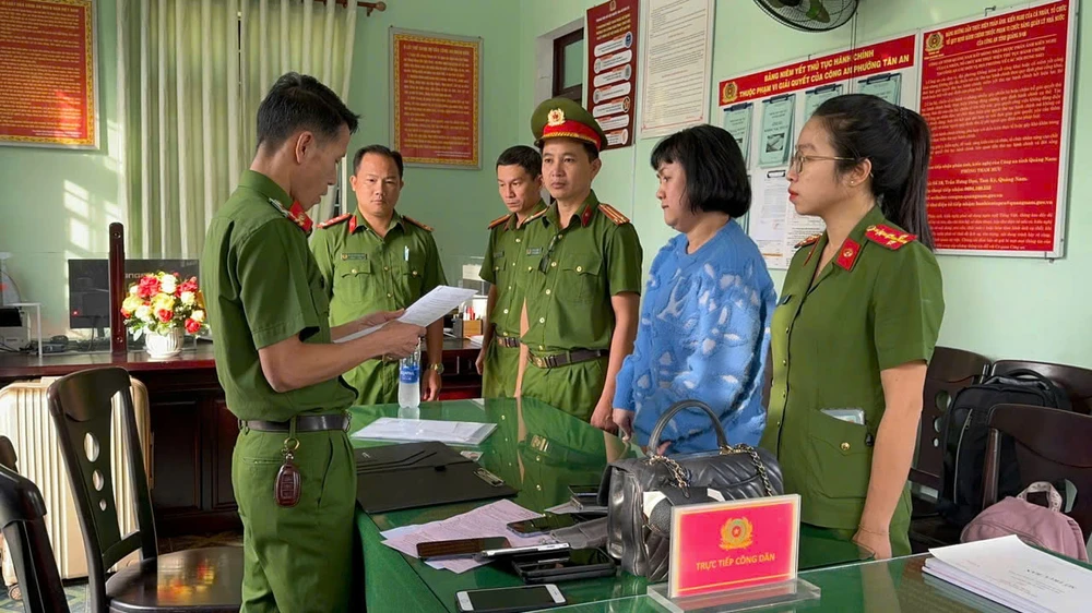 Công an bắt giam nguyên Tổng giám đốc Công ty CP Bách Đạt An Hoàng Thị Kim Châu. Ảnh: CA