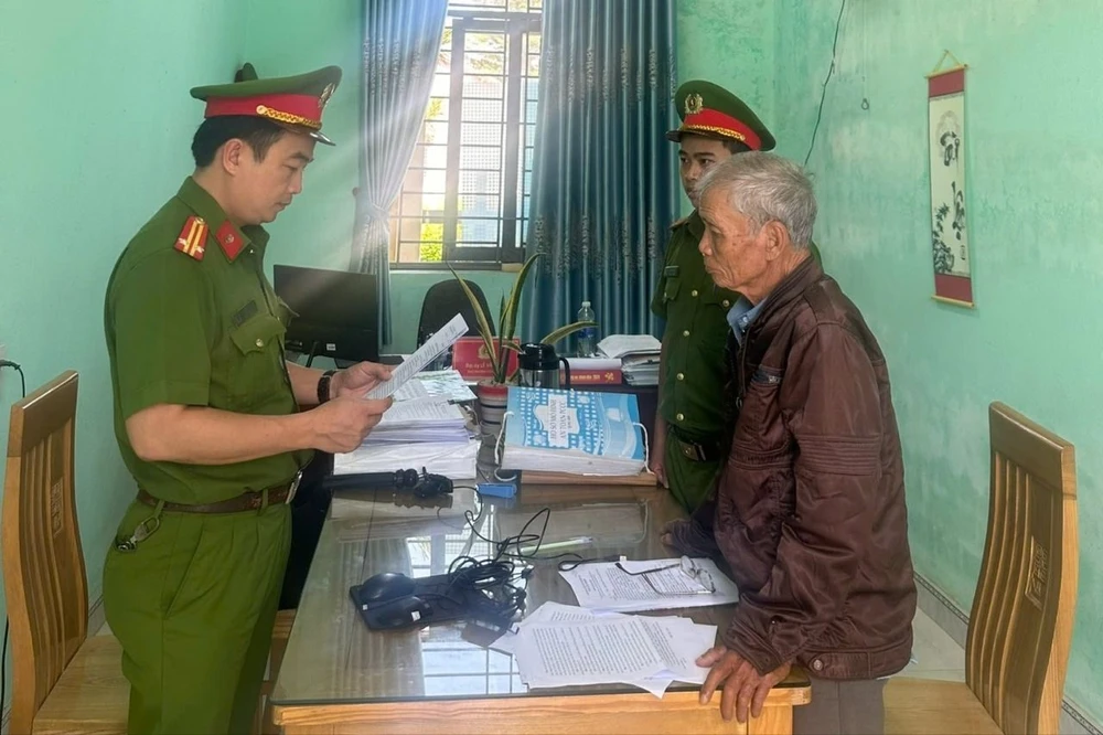 Bắt cụ ông 73 tuổi đăng 300 bài viết xuyên tạc trên facebook. Ảnh: CA