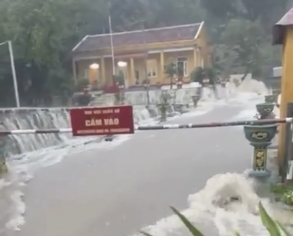 Mưa như trút, nước chảy như thác đổ xảy ra ngay trên đường ở Cù Lao Chàm. Ảnh chụp màn hình.