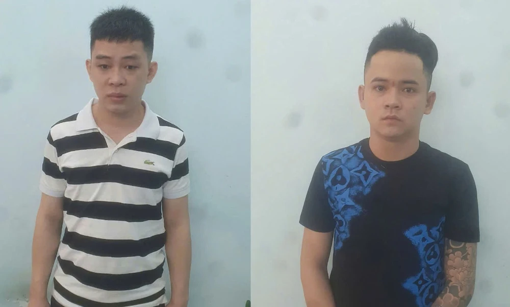 Cho rằng bị nhìn đểu, 2 thanh niên xuống xe đánh, đâm nạn nhân. Ảnh: CA