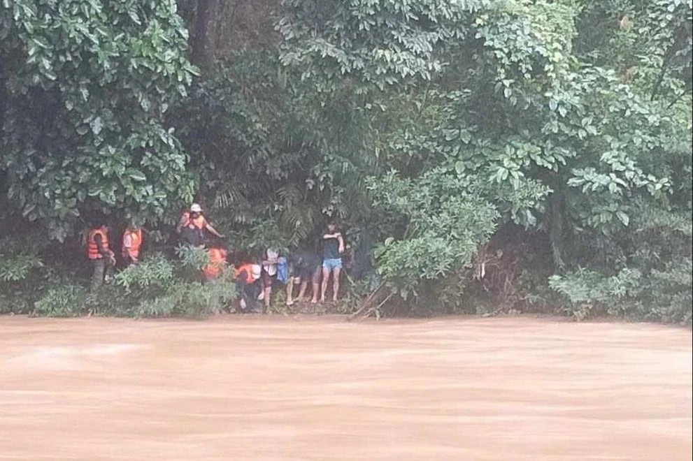 bé trai 2 tuổi nghi rơi xuống suối mất tích.