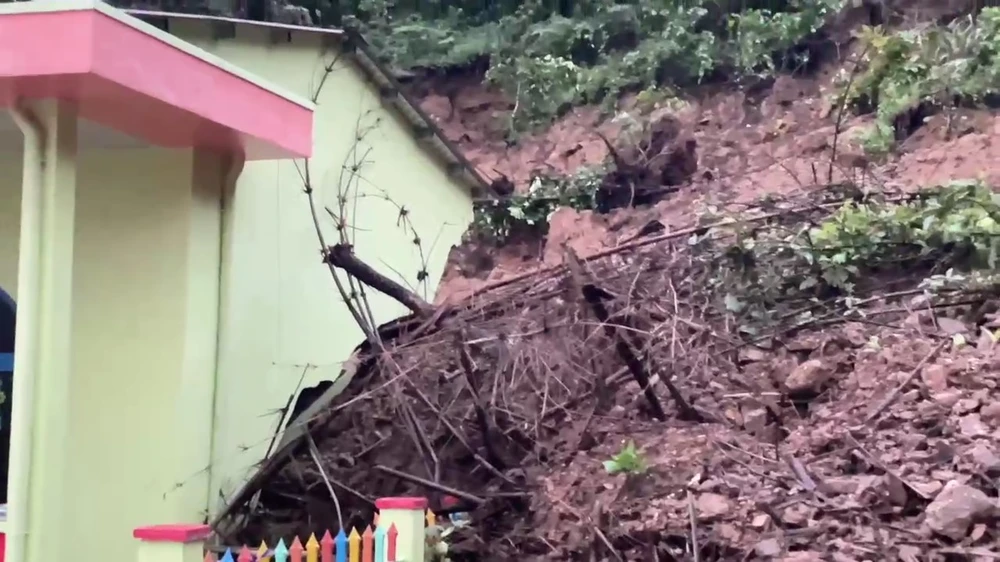 Sạt lở làm sập điểm trường Răng Chuỗi vừa mới khánh thành. Ảnh: CTV