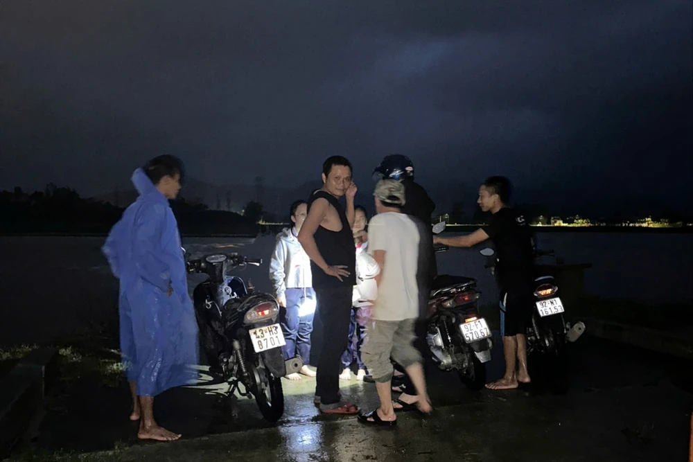 Anh Tài kịp thời cứu 3 em học sinh bị lũ cuốn. Ảnh: DX