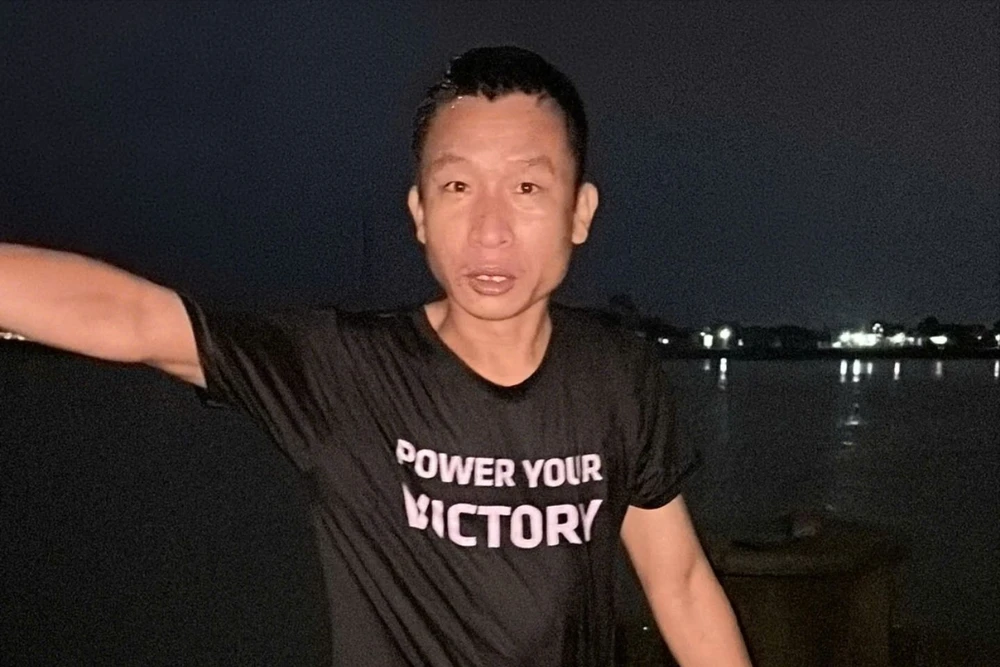 Cộng đồng mạng hết lời khen ngợi anh Tài - người cứu 3 em học sinh bị lũ cuốn. Ảnh: CTV