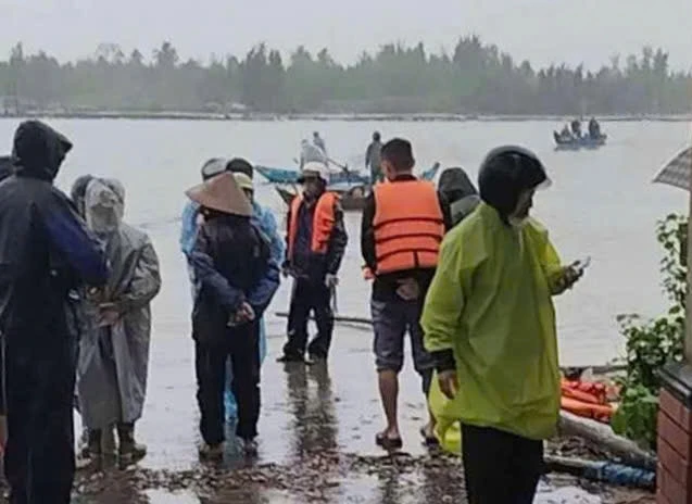 Chìm phà trên sông Trường Giang, 14 người may mắn an toàn. Ảnh: Báo Quảng Nam.