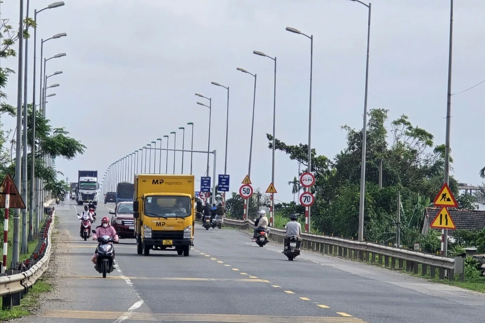 Cầu Câu Lâu sửa xong sớm hơn dự kiến, ô tô được qua cầu từ 8 giờ sáng nay