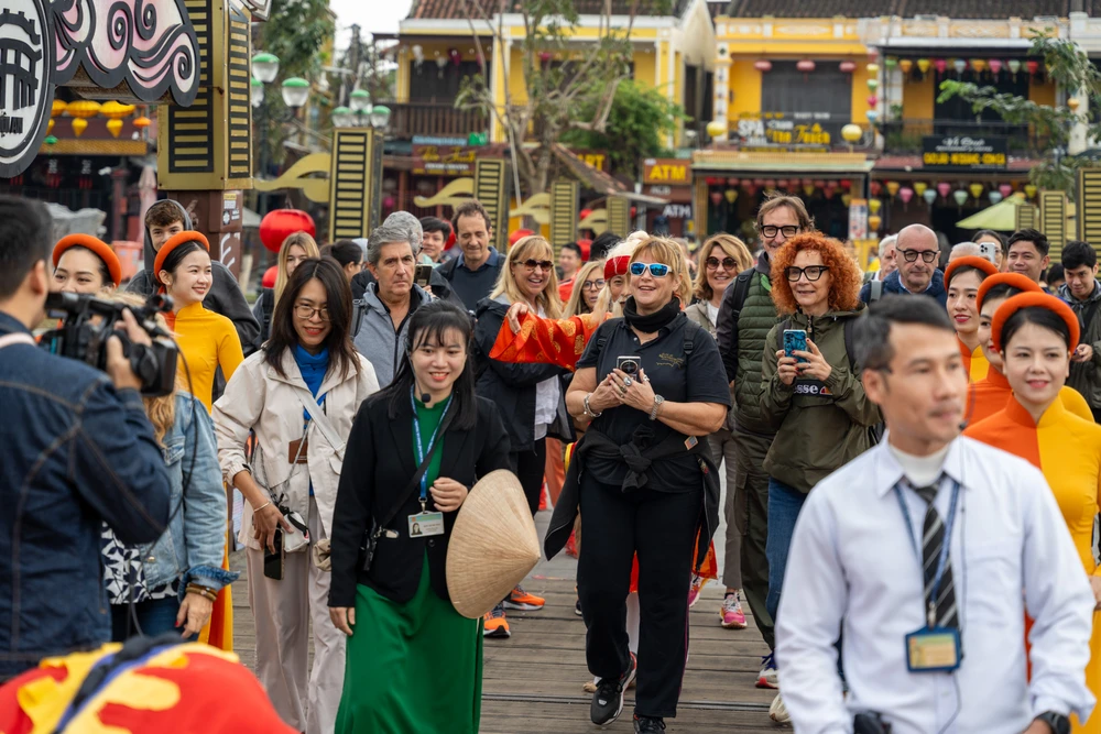 Đoàn du khách xông đất phố cổ Hội An