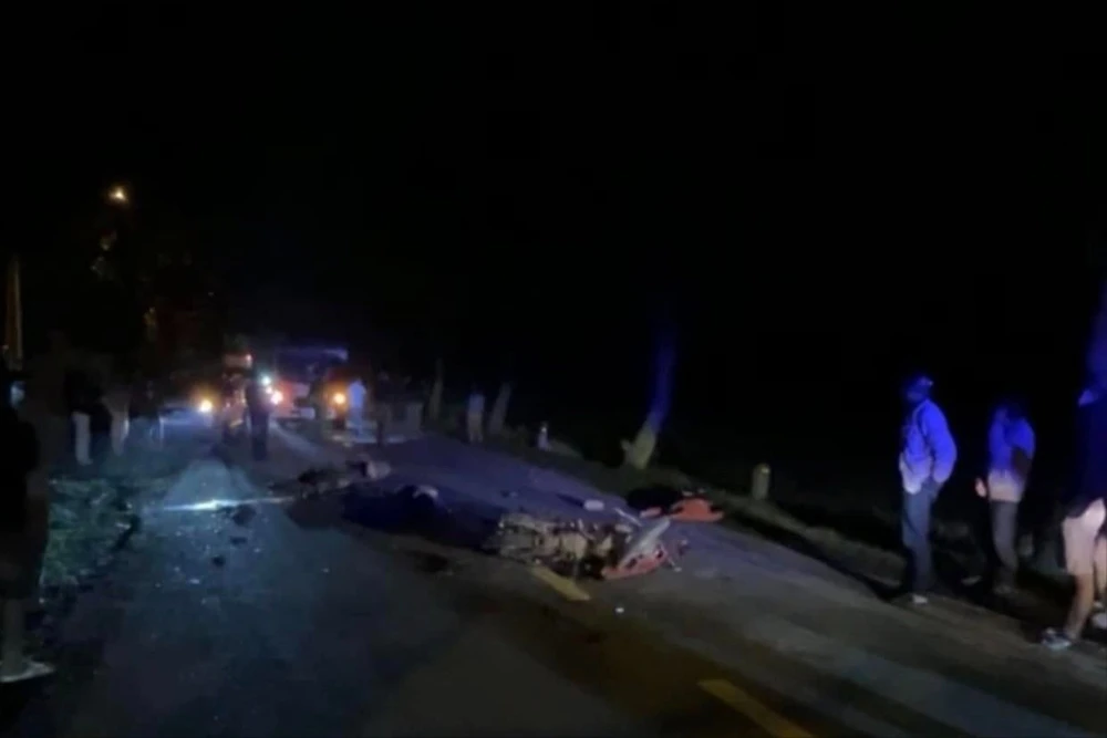 Hiện trường vụ tai nạn 2 xe máy đấu đầu khiến 3 người thương vong. Ảnh: DX