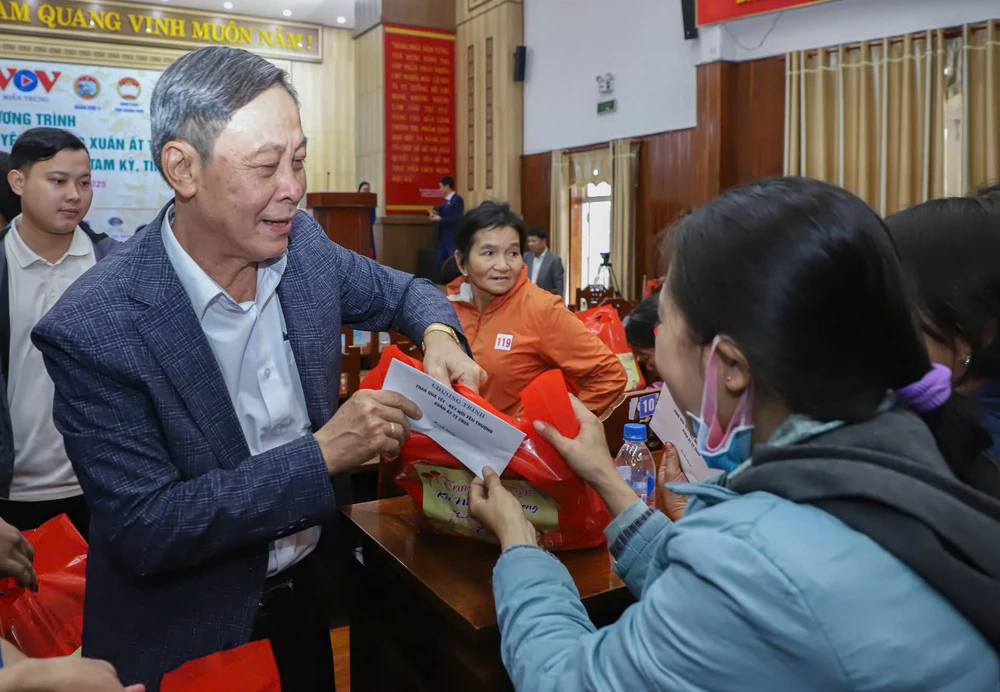 VOV mang Tết sớm đến đồng bào nghèo tỉnh Quảng Nam.