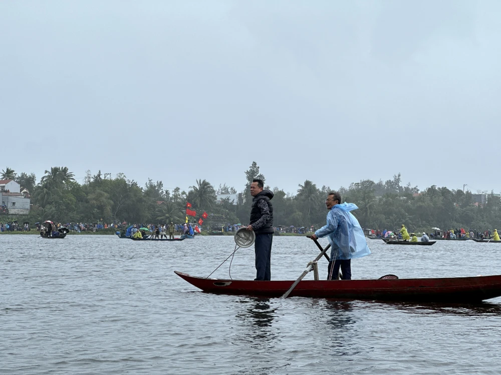 hàng ngàn người đội mưa xem giải đua thuyền xóm đình