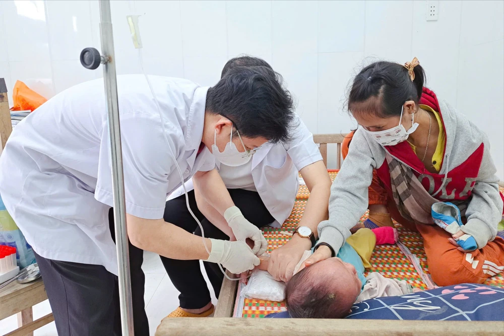 Sở Y tế tỉnh Quảng Nam chỉ đạo xử lý triệt để ổ dịch trẻ em sốt phát ban nghi sởi ở xã Trà Leng, huyện Nam Trà My. Ảnh: TN