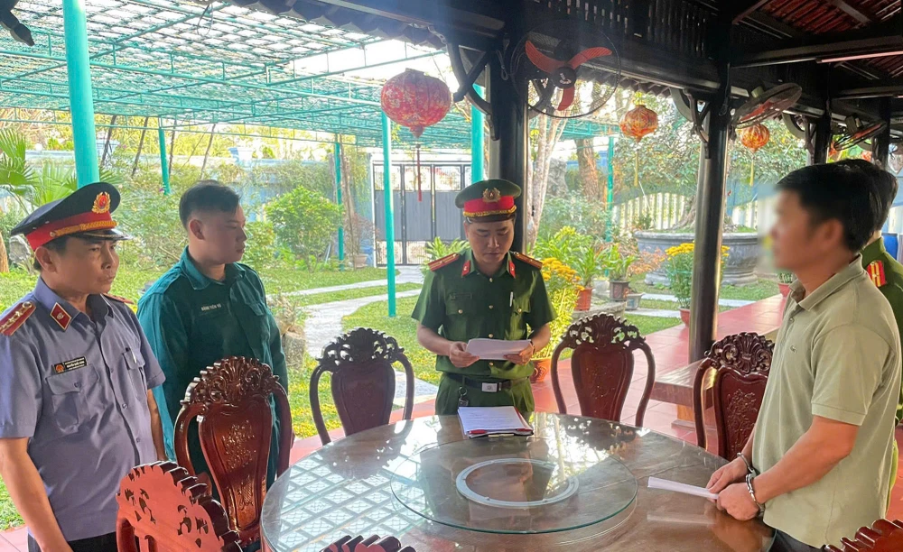 Cảnh sát Kinh tế tỉnh Quảng Nam bắt ông Dũng ‘keo’. Ảnh: CA
