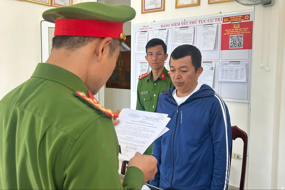 Bắt nhân viên dùng cồn y tế pha chế rượu làm 2 người nước ngoài tử vong. Ảnh: CA