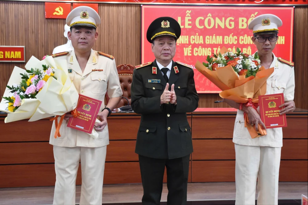 Tân Chánh thanh tra và Trưởng phòng An ninh mạng và phòng chống tôi phạm công nghệ cao Công an tỉnh Quảng Nam. Ảnh: CA