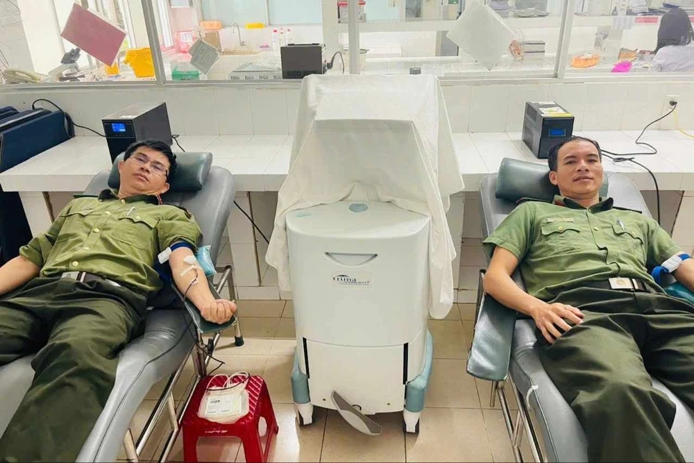 2 trong 4 cán bộ Công an Quảng Nam hiến máu khẩn cấp cứu người. Ảnh: CA