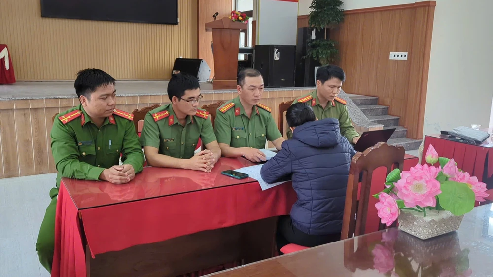Công an làm việc với người chia sẻ tin bắt cóc trẻ em sai sự thật. Ảnh: CA