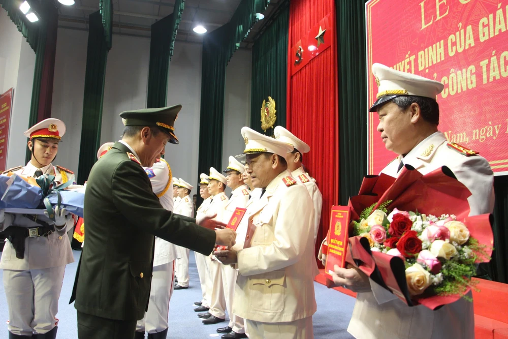 Giám đốc Công an tỉnh Quảng Nam Thiếu tướng Nguyễn Hữu Hợp trao quyết định nghỉ hưu. Ảnh: CA