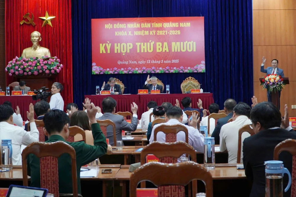 Đại biểu có mặt biểu quyết miễn nhiệm 4 đại biểu HĐND, 8 Uỷ viên UBND tỉnh và bầu bổ sung 4 Uỷ viên UBND tỉnh.