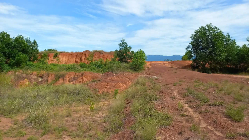 Thanh tra chuyển công an điều tra dự án trang trại xanh khai thác hàng trăm ngàn m3 đất sét. Ảnh: NT