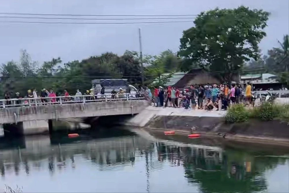 Bé trai lớp 2 rơi xuống kênh Phú Ninh tử vong