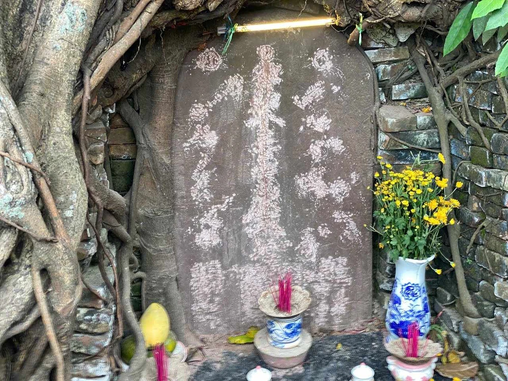 Kẻ xấu phá hoại di tích bia yểm thuỷ đạo ở Hội An, các chữ và hình trên bia gần như hư hại hoàn toàn. Ảnh: BD