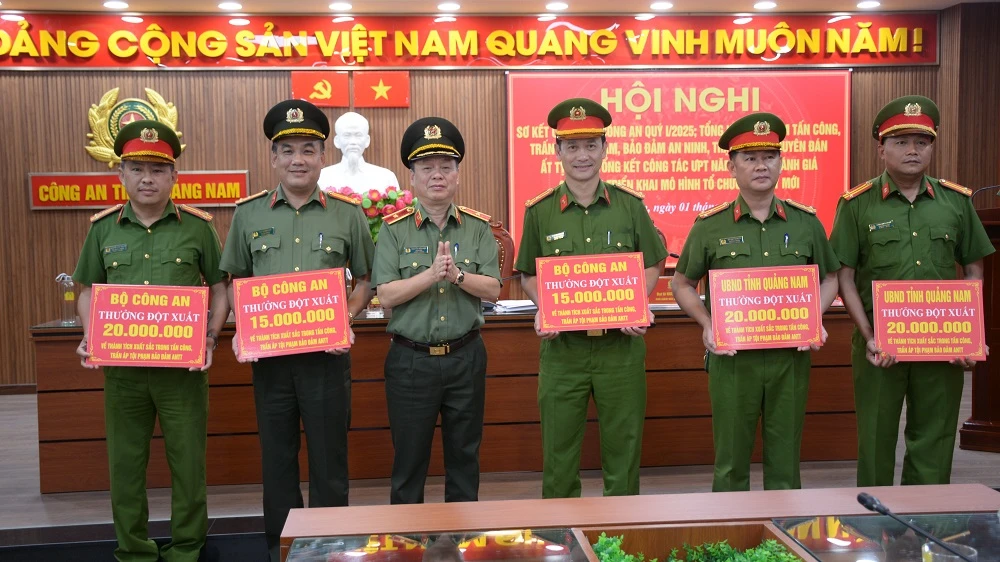 Bộ Công an thưởng đột xuất các phòng nghiệp vụ Công an tỉnh Quảng Nam. Ảnh: CA