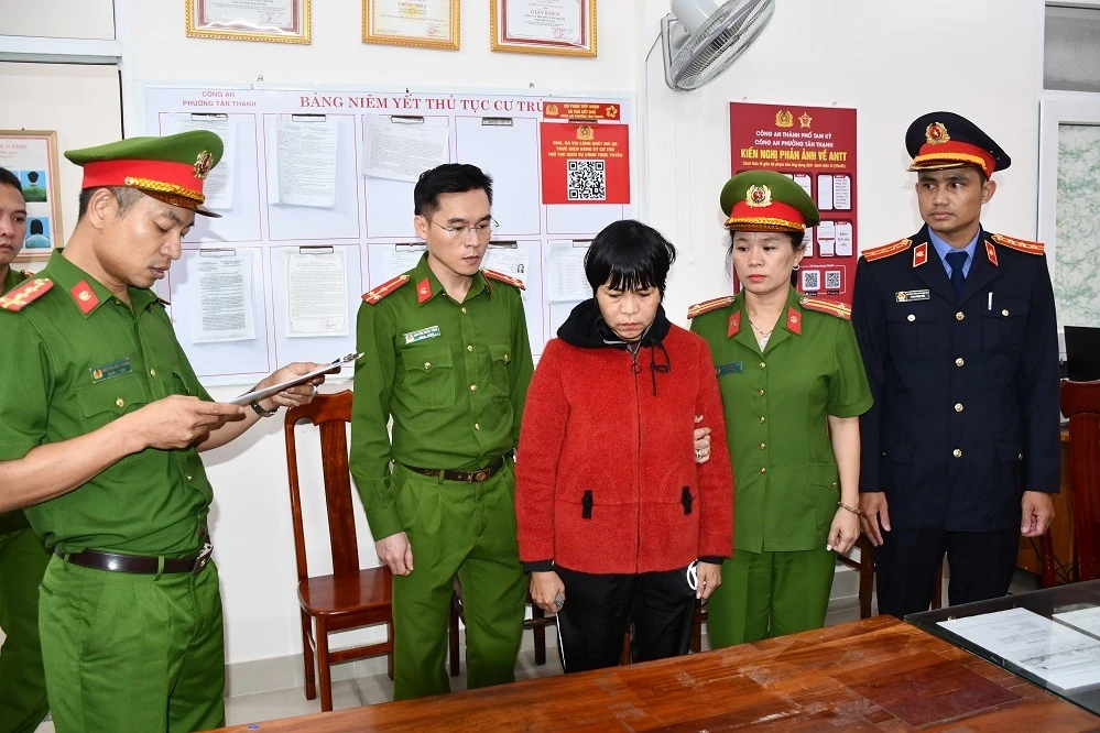 Công an đọc lệnh bắt người mẹ tàn nhẫn sát hại con trục lợi bảo hiểm. Ảnh: CA