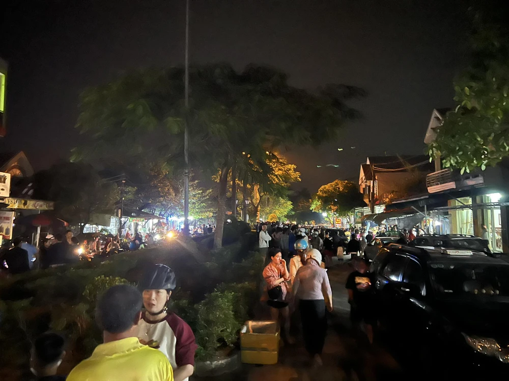 Rất đông người dân theo dõi lực lượng chức năng dựng hiện trường vụ mẹ sát hại con trục lợi bảo hiểm. Ảnh: FB