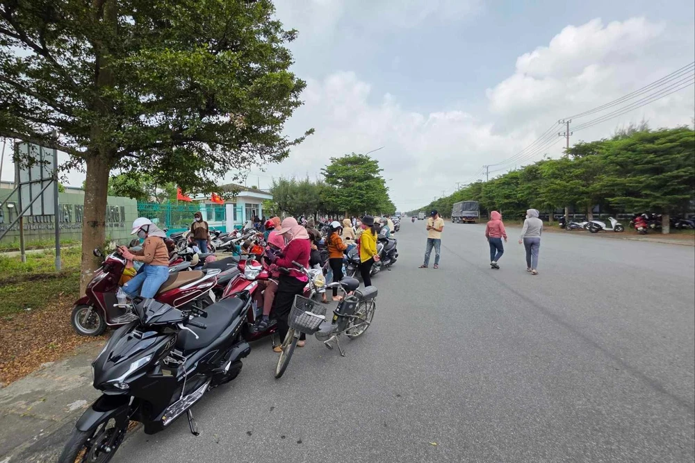 Công nhân tập trung đòi quyền lợi vì công ty 3 năm không đóng BHXH. Ảnh: TN