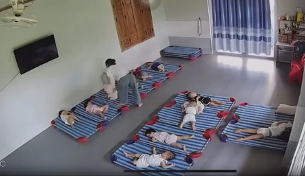 Clip cô giáo đánh trẻ mầm non dã man