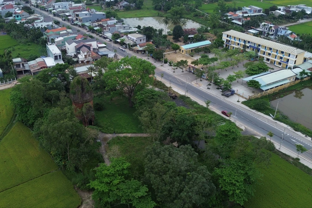 (PLO)- Tháp Bằng An ở Quảng Nam mang kiến trúc Chăm, có tuổi đời gần 1.000 năm.