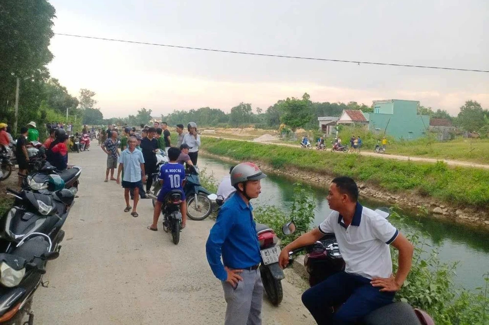 Khu vực người dân vớt thi thể 2 mẹ con chị L. Ảnh: CTV