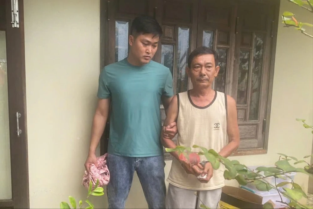 Cánh sát ập vào bắt khi ông Hùng (bên phải) đang bán ma tuý cho người khác. Ảnh: CA