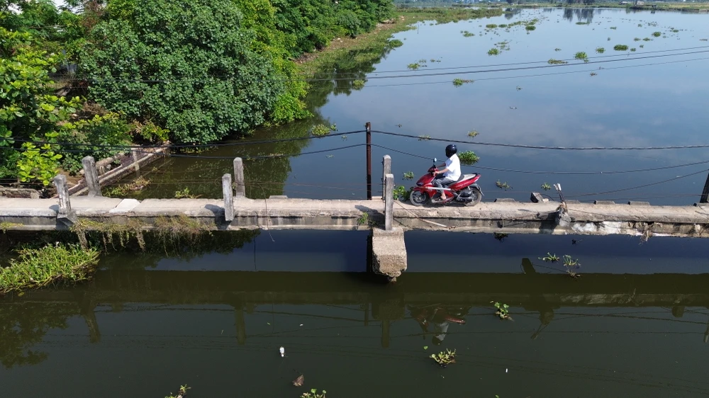 Cầu mới làm 6 năm không xong, người dân liều mình đi trên cầu 'tử thần'