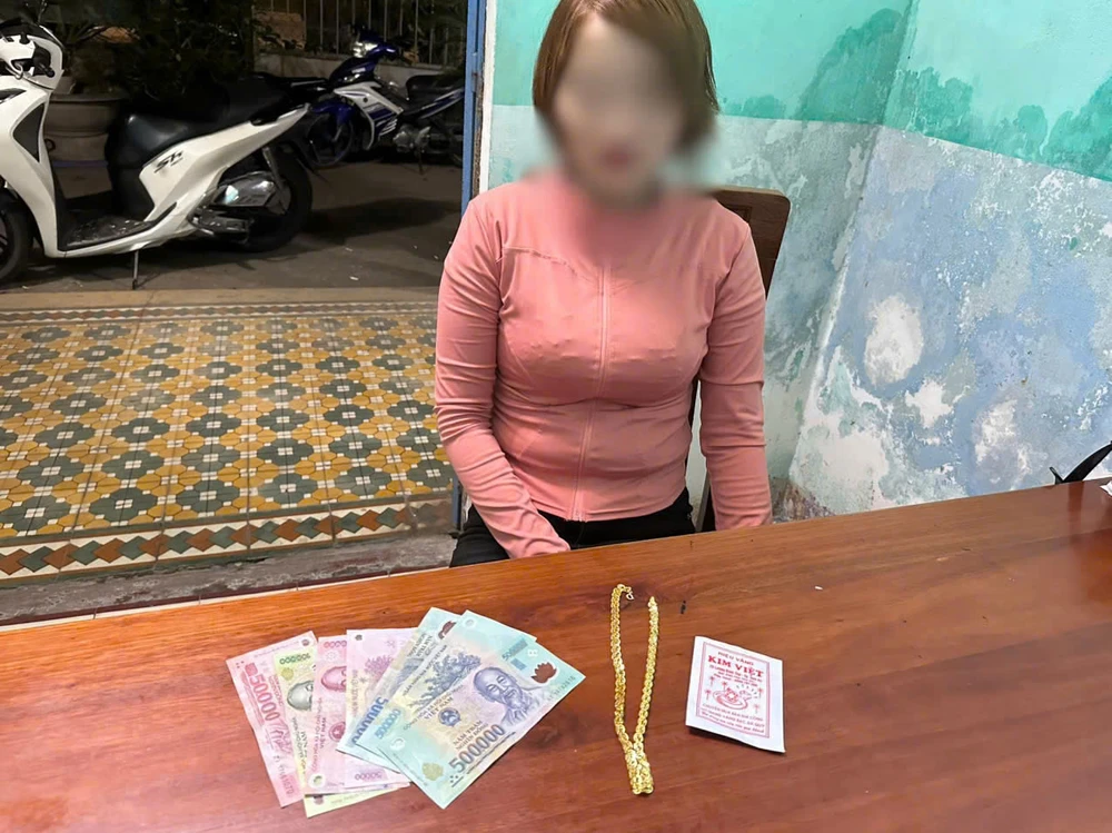 Chủ tiệm vàng sơ hở, nữ quái lấy trộm vàng bỏ trốn