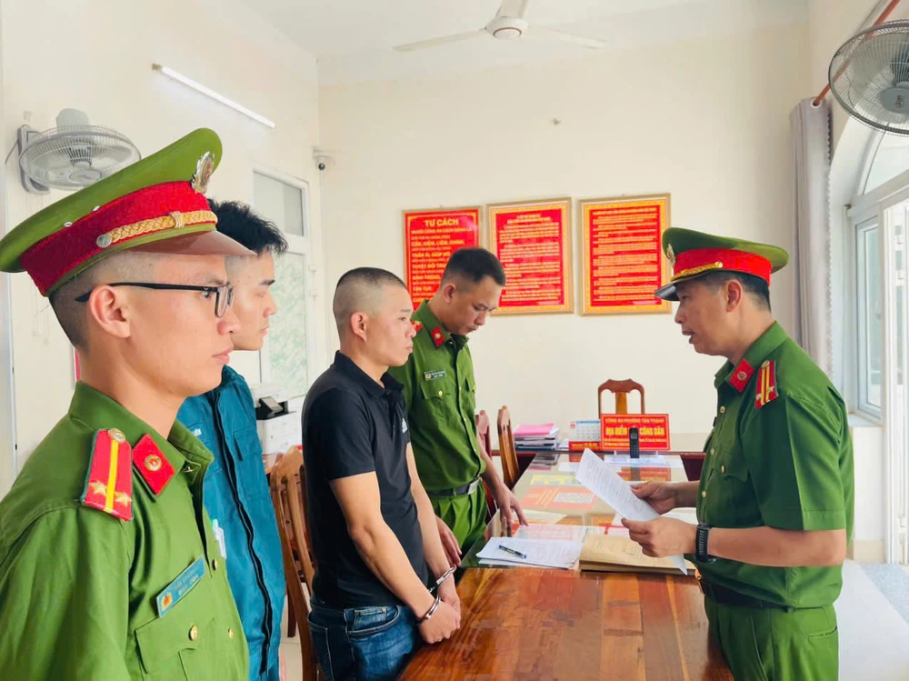 Thanh niên nhẫn tâm lừa người khuyết tật bán vé số lấy tiền